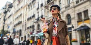 Elegante Mode in Wien, stilvolle Architektur im Hintergrund.