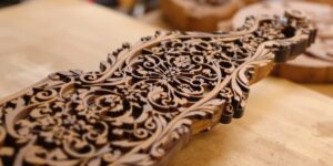 Traditionelles Handwerk in Wien, kunstvoll gestaltetes Holzobjekt.